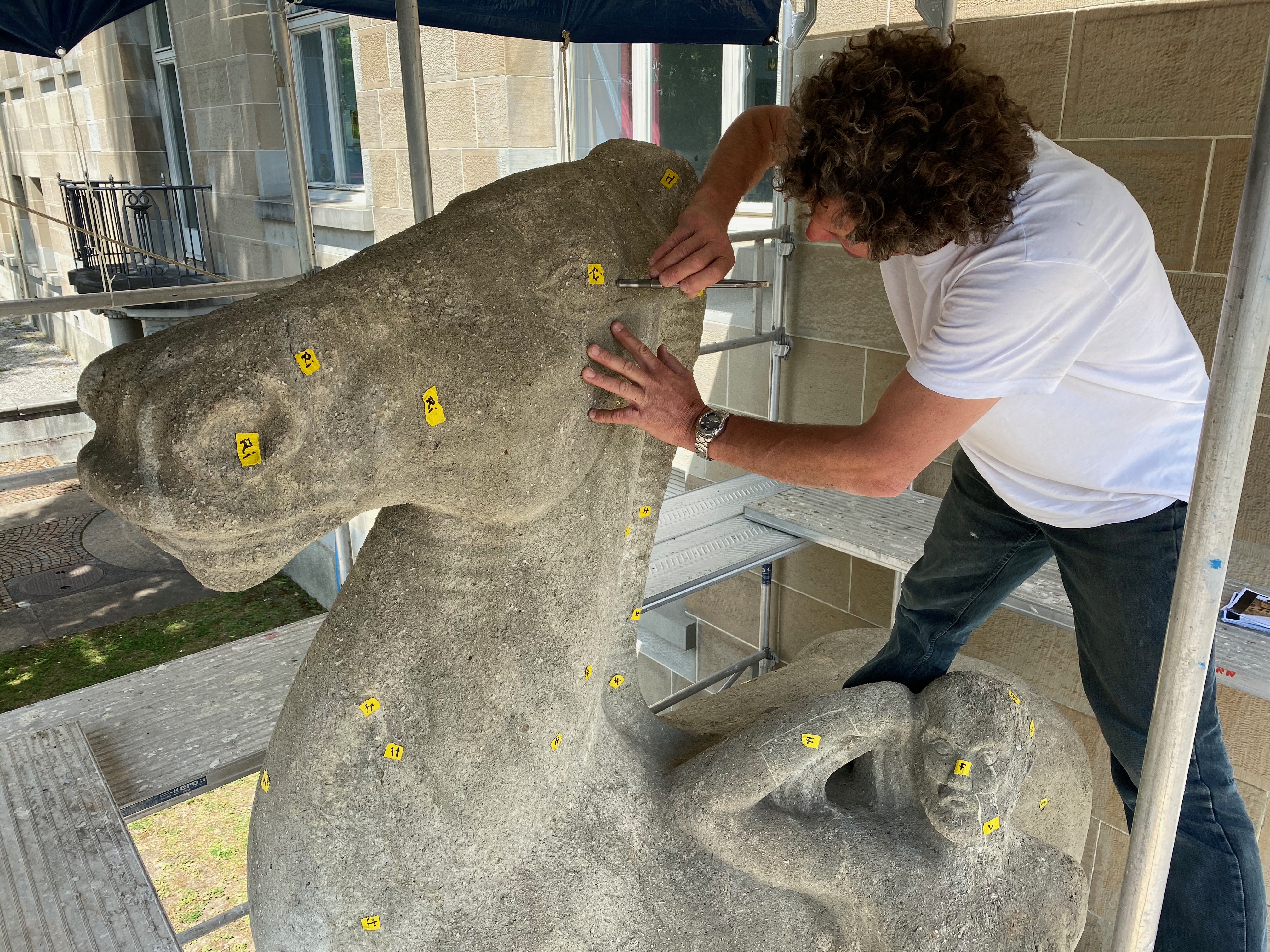 Der erste Schritt für die Restauration einer Skulptur ist die sogenannte «Perkussion». Das Abklopfen ermöglicht es, kritische Stellen zu lokalisieren. Sie werden mit gelben Markierungen gekennzeichnet (Bild: UZH).