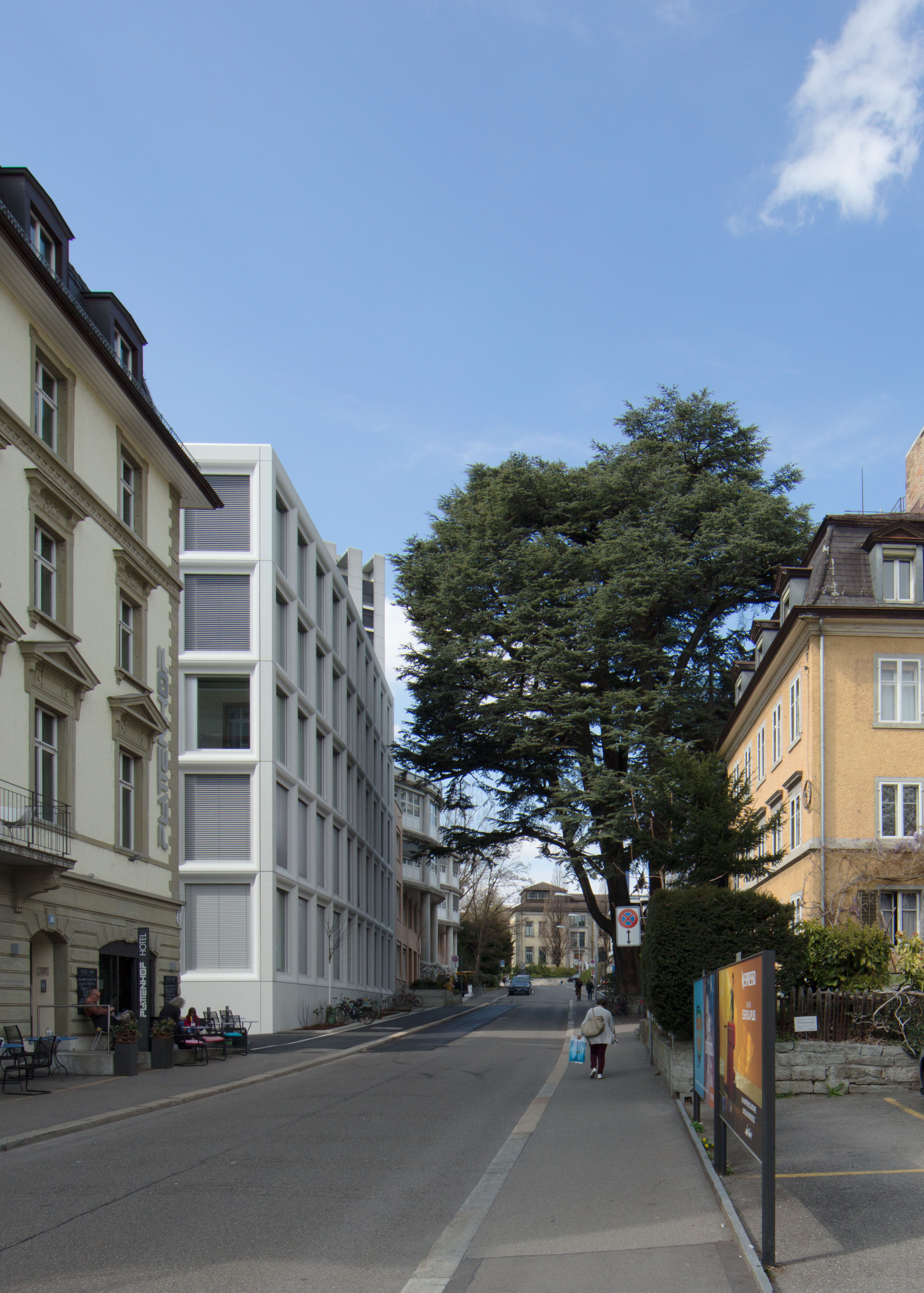 Die Übernahme der Gebäudehöhe nachbarlicher Eckbauten integriert die Erweiterung subtil im Quartier. (Abb.: Christoffer Joergensen)