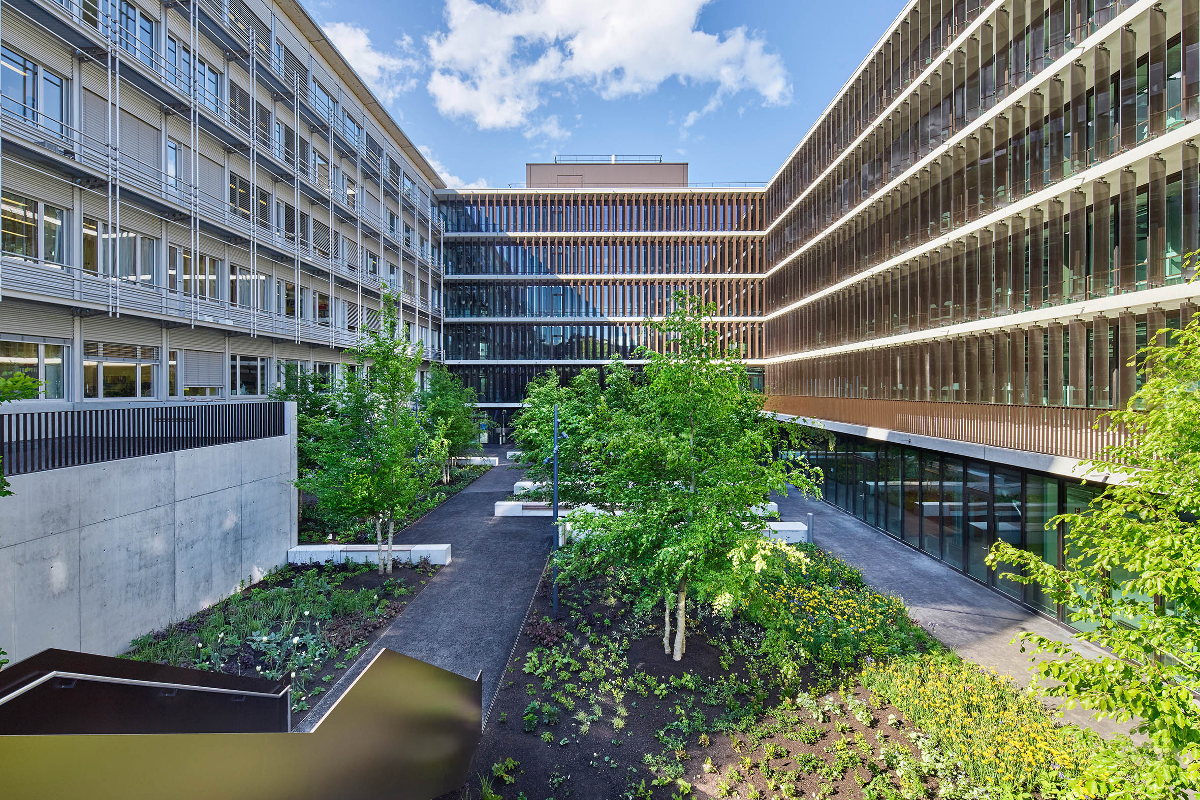 Der Campus Irchel der Universität Zürich ist um einen topmodernen Gebäudekomplex reicher (Foto: Luca Zanier, Rüti ZH).