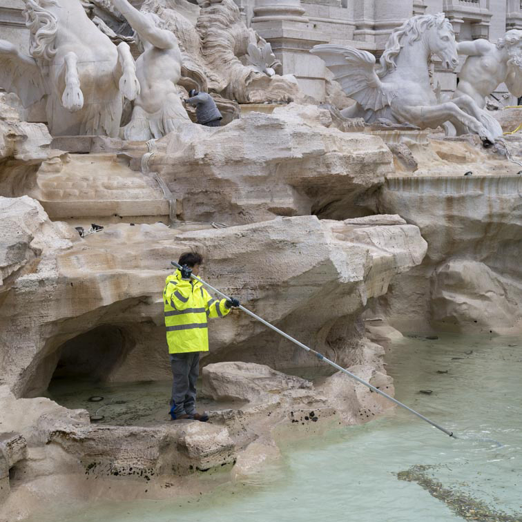 An manchen Tagen werfen Touristen aus aller Welt Münzen im Wert von über 3800 Euro in den Trevi-Brunnen. Noch erhält die Caritas das Geld für ihre Sozialprojekte. (Bild: Susanne Hefti)