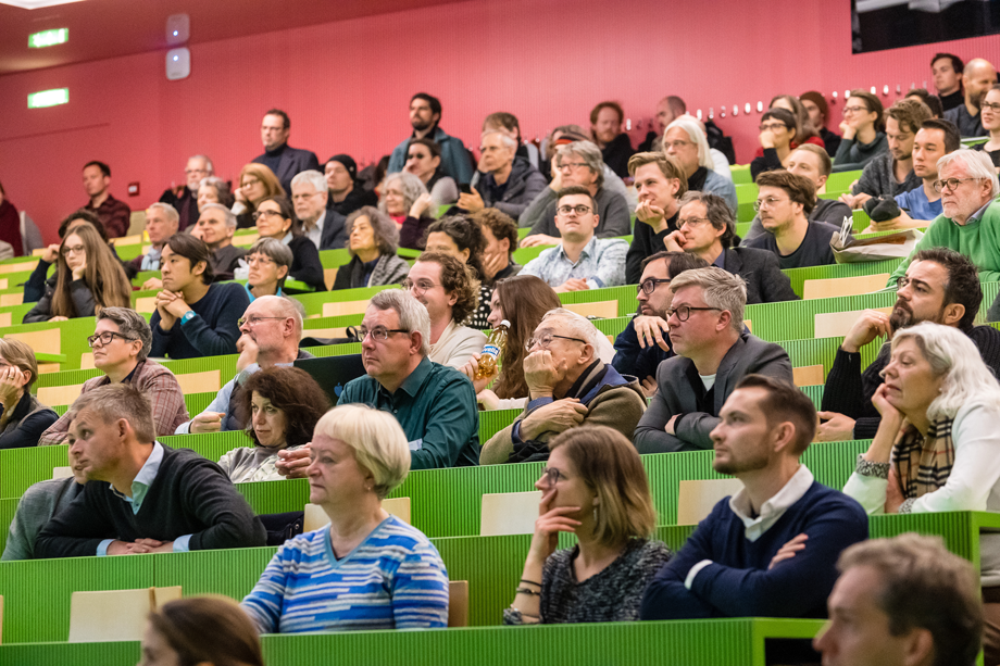 Gäste an der Ausstellungsvernissage