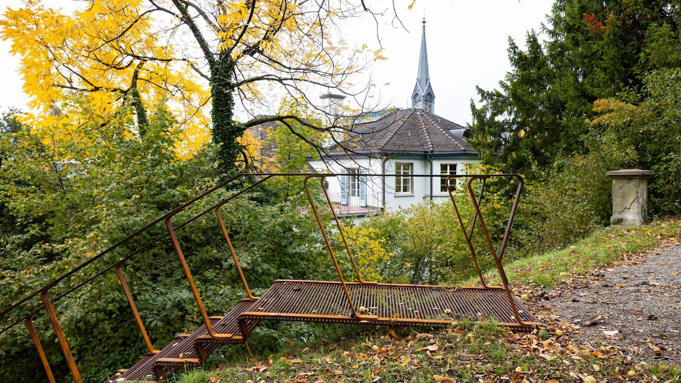 Federnde Treppen aus Cortenstahl verbinden die Gärten (Foto: Markus Frietsch)