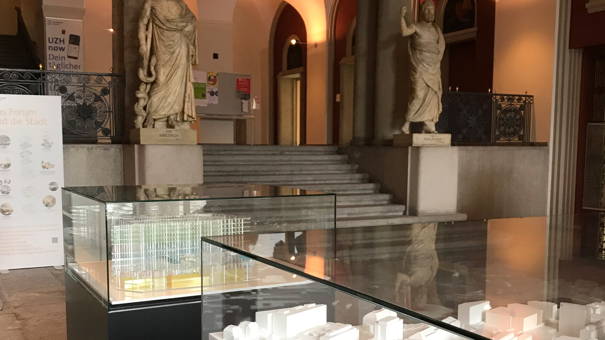 Am Eingang Künstlergasse des UZH Hauptgebäudes stehen neu zwei Modelle und eine Stele über das FORUM UZH.