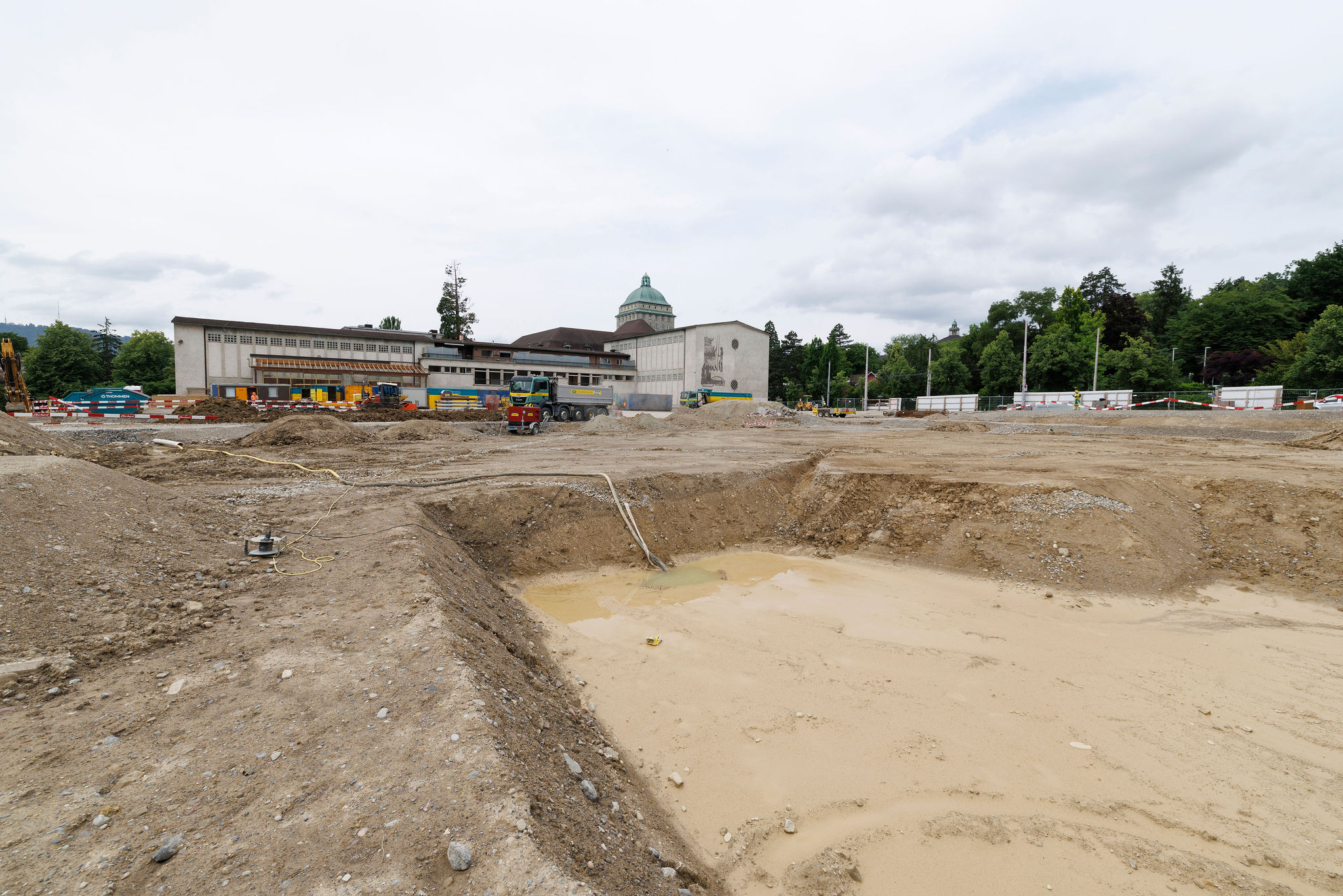 2-Baustelle_mit_grossem_Graben_gefuellt_mit_Wasser