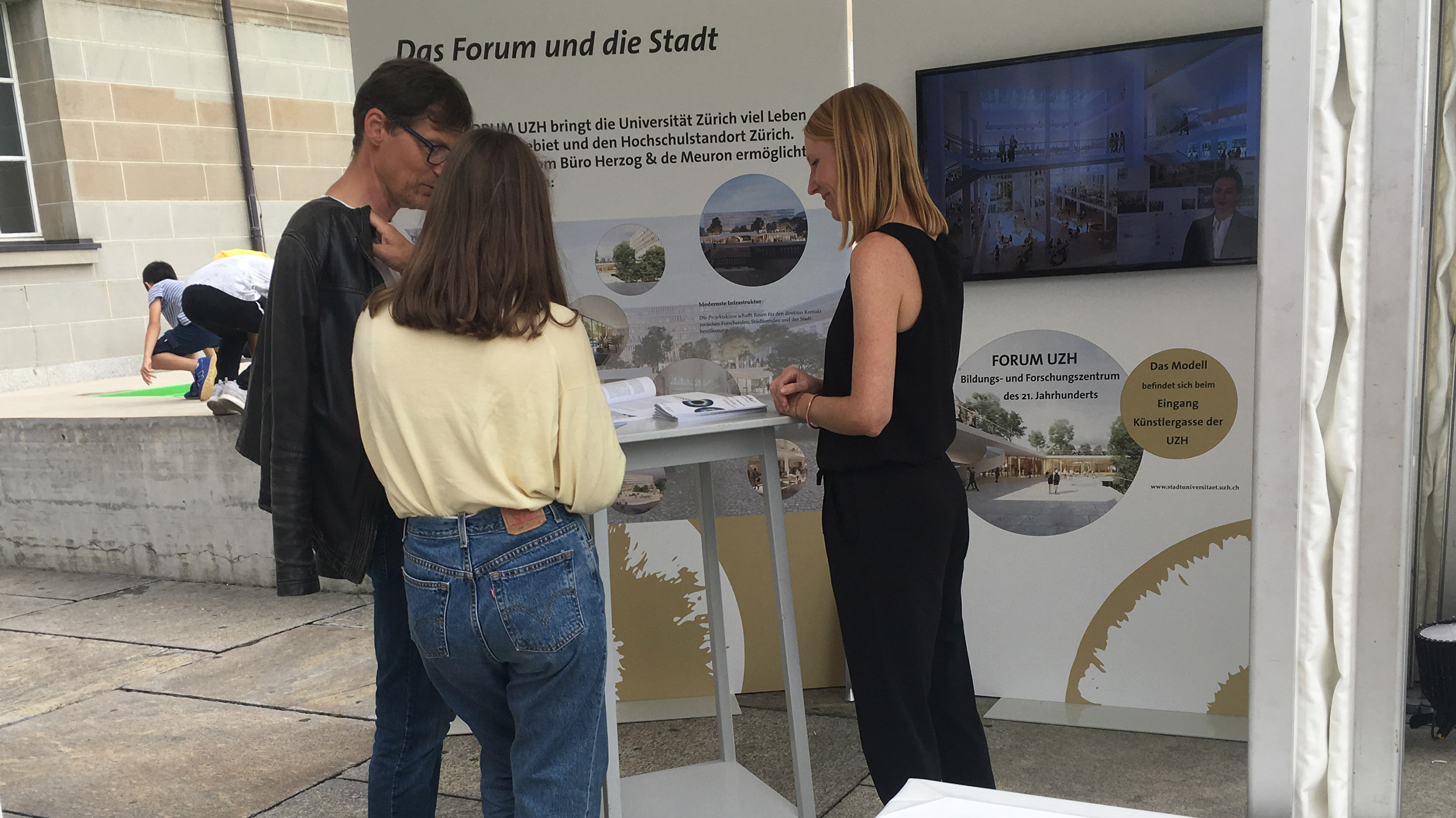 Interessierte stellen am Stand ihre Fragen über das FORUM UZH (Bild: UZH)