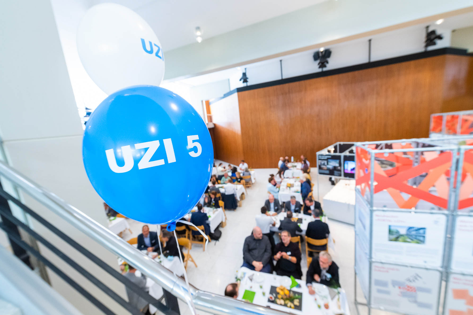 Gemeinsames Anstossen der Projektbeteiligten bei der neuen Irchel-Ausstellung 2021/2022 (Foto: Frank Brüderli).