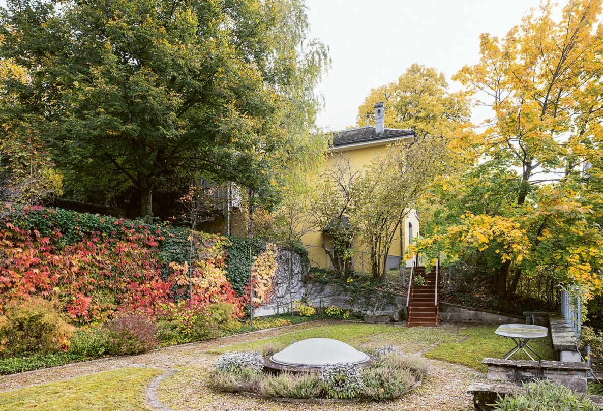 Intarsien im Gassenboden weisen auf die Zugänge (Foto: Markus Frietsch)