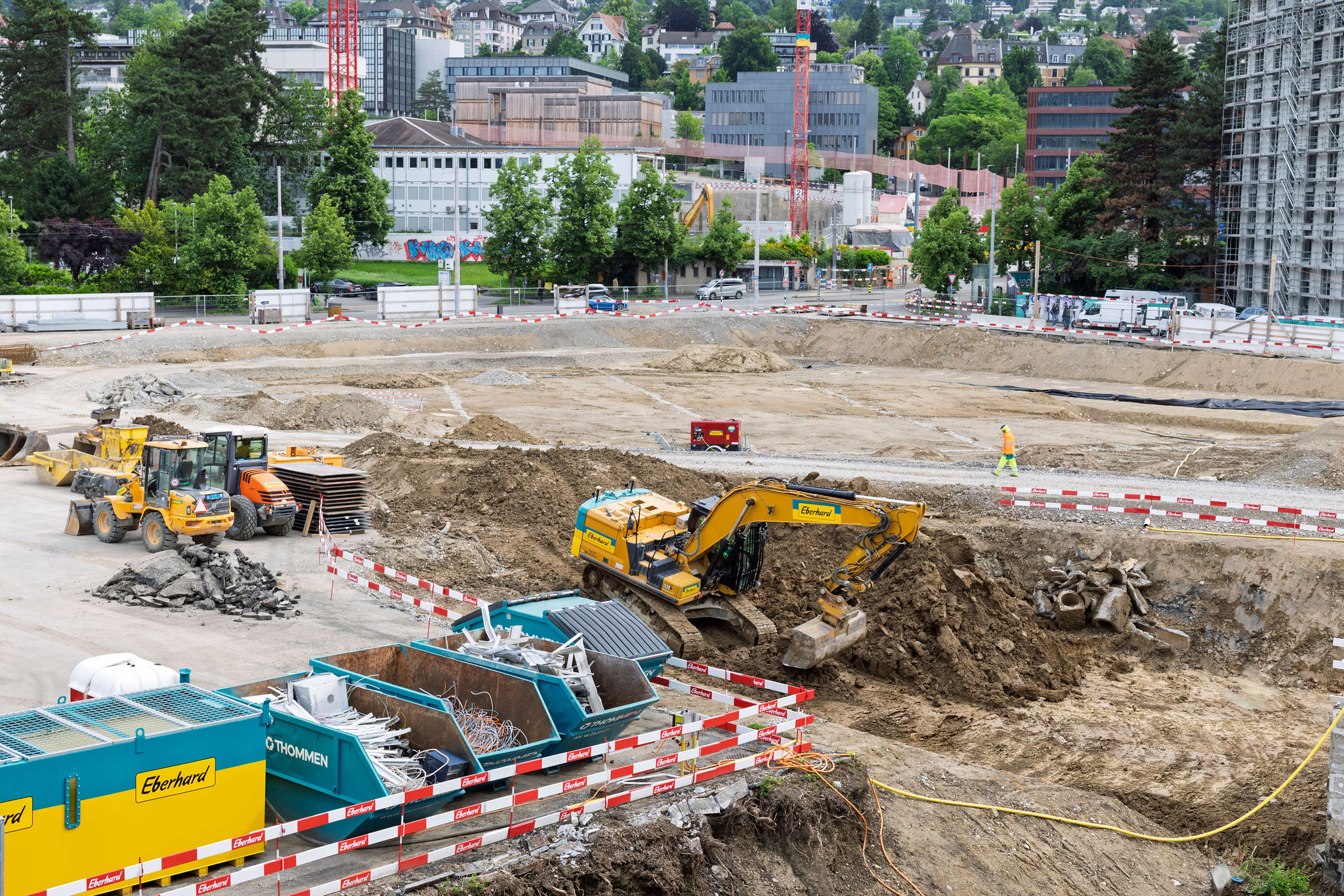 4-Vogelperspektive_Baugrube_mit_Bagger