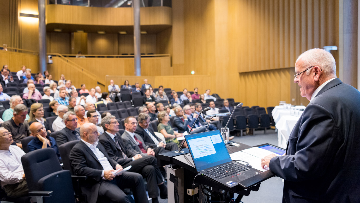  Die UZH und ihre Projektpartner messen bei der Weiterentwicklung des Hochschulgebiets Zürich Zentrum dem Austausch mit der Bevölkerung einen hohen Stellenwert bei. An einer Informationsveranstaltung gestern Donnerstag konnten sich Interessierte ein Bild vom Stand des Projektes machen und ihre Voten einbringen.     Die UZH und ihre Projektpartner messen bei der Weiterentwicklung des Hochschulgebiets Zürich Zentrum dem Austausch mit der Bevölkerung einen hohen Stellenwert bei. An einer Informationsveranstaltung gestern Donnerstag konnten sich Interessierte ein Bild vom Stand des Projektes machen und ihre Voten einbringen.     Regierungsrat Markus Kägi orientiert im Mai 2018 über 100 Gäste über das Hochschulgebiet (Bild: Frank Brüderli).