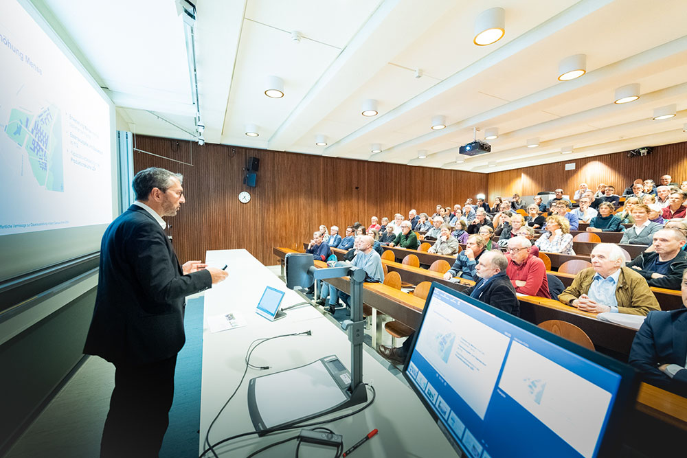 François Chapuis präsentiert die «Visionen Campus Irchel 2050» und beantwortet Fragen aus dem Publikum (Bild: Frank Brüderli).
