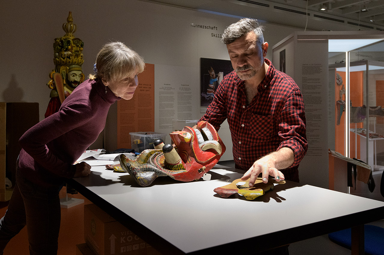 Kuratorin_und_Restaurator_mit_Objekt_Maskenspiel_VMZ_1280_850
