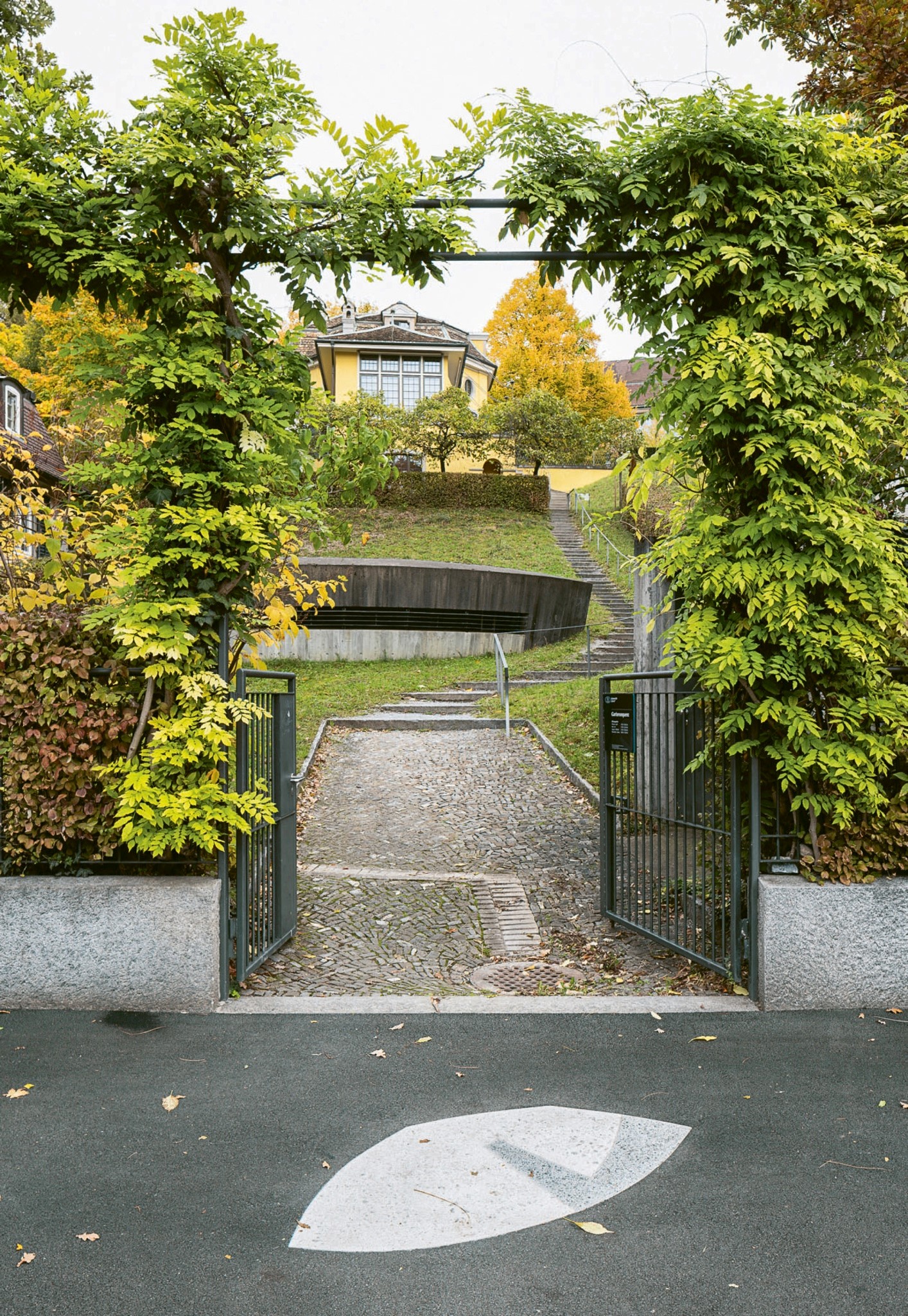 Intarsien im Gassenboden weisen auf die Zugänge.