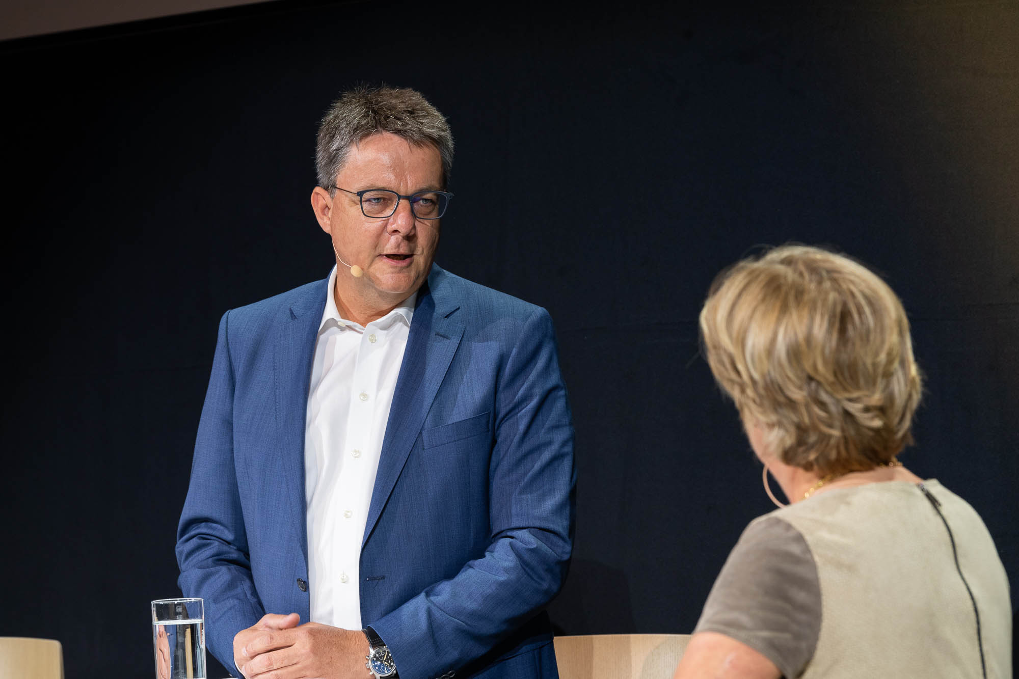 Rektor Michael Schaepman im Gespräch mit Esther Girsberger (Foto: Frank Brüderli).